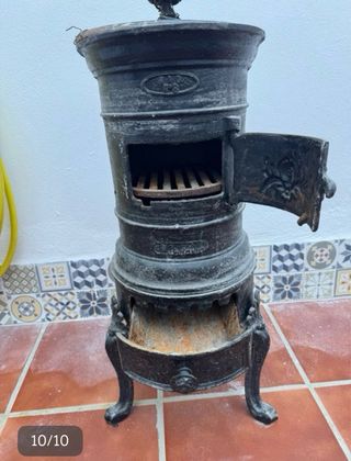 Estufa de leña antigua de metal