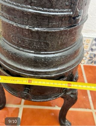 Estufa de leña antigua de metal