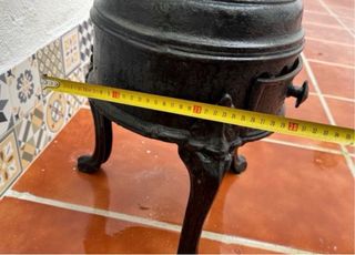 Estufa de leña antigua de metal