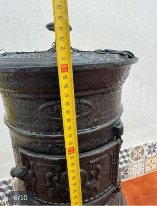 Estufa de leña antigua de metal