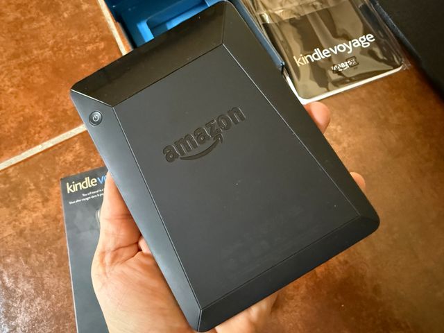 Amazon Kindle Voyage con luce, custodia e scatola