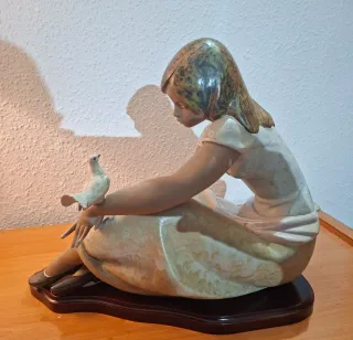 Figura Ladró Niña con Paloma