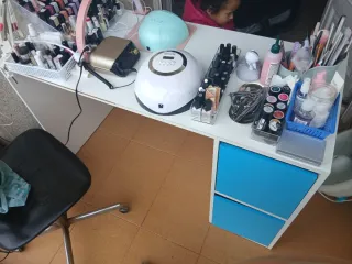 Scrivania bianca con cassetti blu