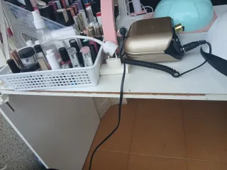 Scrivania bianca con cassetti blu