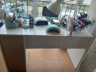 Scrivania bianca con cassetti blu