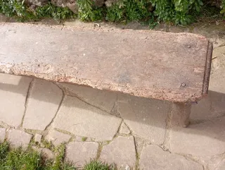 Banco de madera antiguo para restaurar