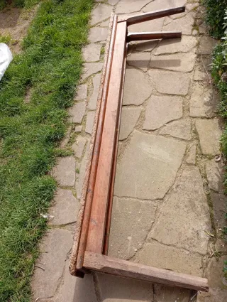 Banco de madera antiguo para restaurar