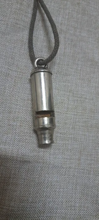 Silbato antiguo de metal