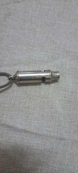 Silbato antiguo de metal