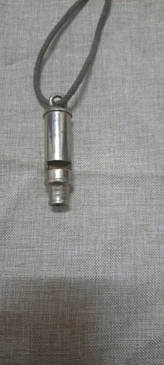 Silbato antiguo de metal