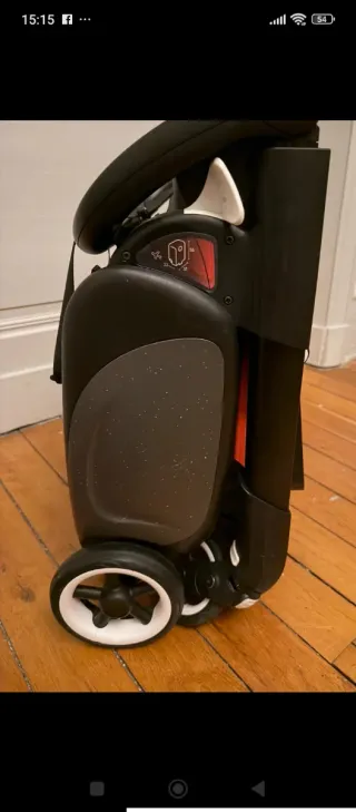 Carrito de bebé negro con capota roja