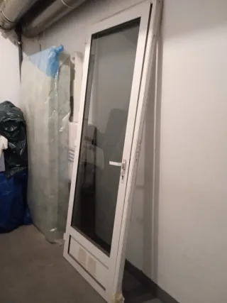 Puerta aluminio blanca con cristal