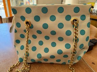 Borsa a pois celeste con catena dorata