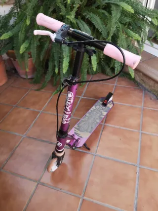 Patinete Oxelo Morado de 6 a 9 años.