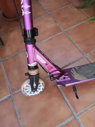 Patinete Oxelo Morado de 6 a 9 años.