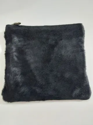 Pochette pelosa nera con ricamo oro