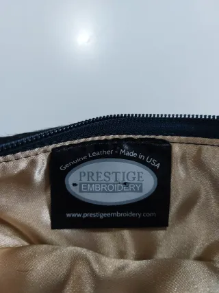 Pochette pelosa nera con ricamo oro