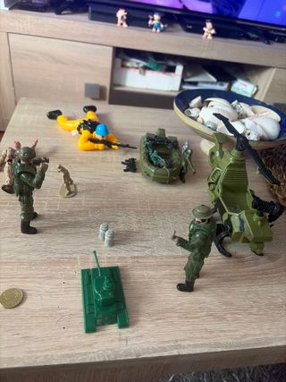 Lote de figuras y vehículos de guerra