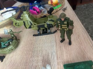 Lote de figuras y vehículos de guerra
