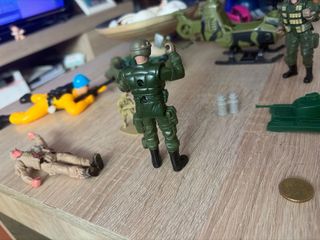 Lote de figuras y vehículos de guerra