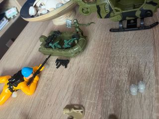 Lote de figuras y vehículos de guerra