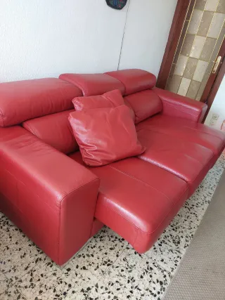 Sofá de piel rojo + 2 cojines