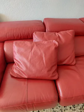 Sofá de piel rojo + 2 cojines