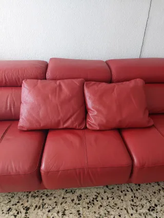 Sofá de piel rojo + 2 cojines