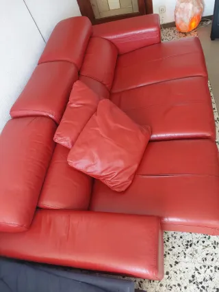 Sofá de piel rojo + 2 cojines