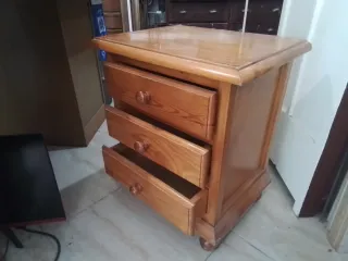 Mesita de noche provenzal de madera