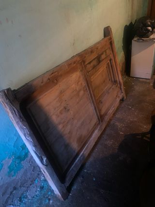 Puerta de enebro maciza antigua