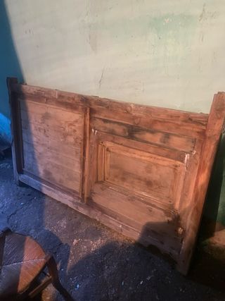 Puerta de enebro maciza antigua