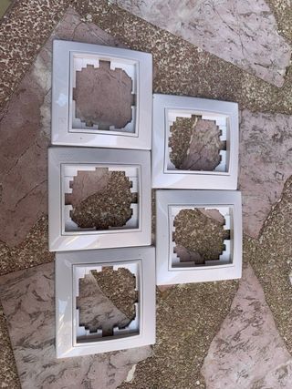 Se regala!!!  Marcos de enchufe/interruptor