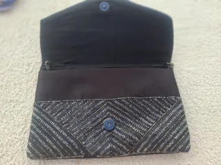 Cartera de mano con pedrería