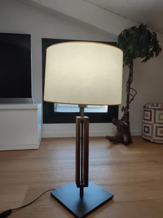 Lámpara de pie diseño madera y tela.