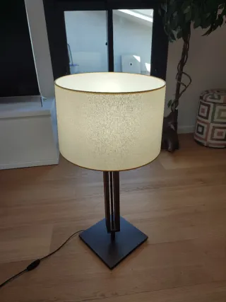 Lámpara de pie diseño madera y tela.