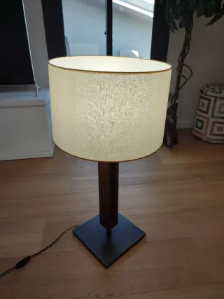 Lámpara de pie diseño madera y tela.