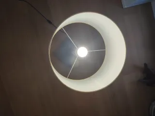 Lámpara de pie diseño madera y tela.