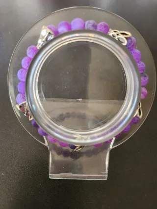 Pulsera Cuentas Lila con Dijes Plateados