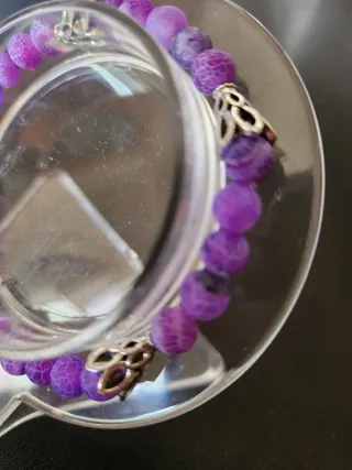 Pulsera Cuentas Lila con Dijes Plateados