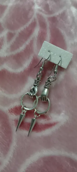 Brincos Mão com Espinhos Prateados