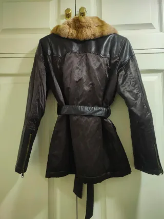 MARCA LOCAL - Chaqueta marrón con pelo