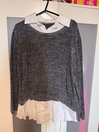Jersey gris con camisa blanca