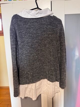 Jersey gris con camisa blanca