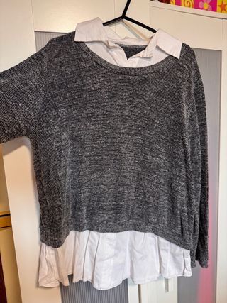 Jersey gris con camisa blanca