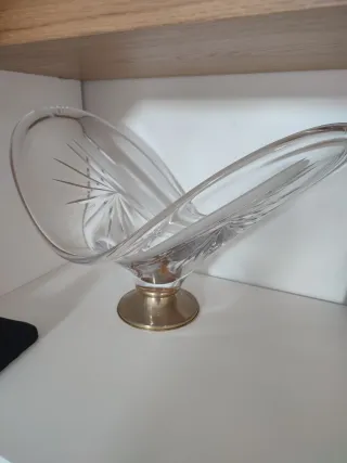 Centro de mesa cristal y metal dorado.