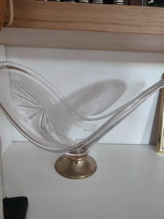 Centro de mesa cristal y metal dorado.