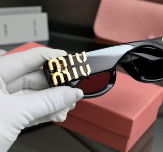Gafas de sol Miu Miu negras