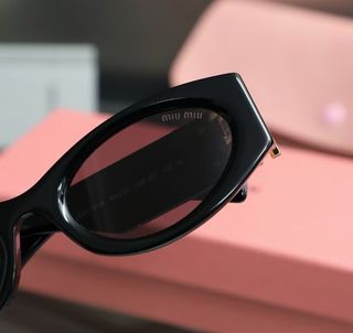 Gafas de sol Miu Miu negras