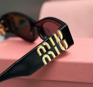 Gafas de sol Miu Miu negras